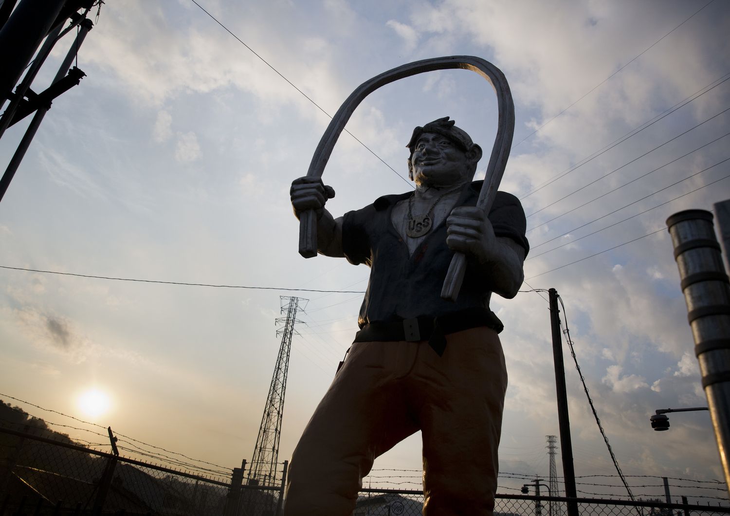 Una statua dell'eroe popolare Joe Magarac, l'uomo d'acciaio che proteggeva i lavoratori della siderurgia a Braddock, in Pennsylvania
