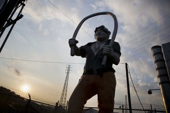 Una statua dell'eroe popolare Joe Magarac, l'uomo d'acciaio che proteggeva i lavoratori della siderurgia a Braddock, in Pennsylvania
