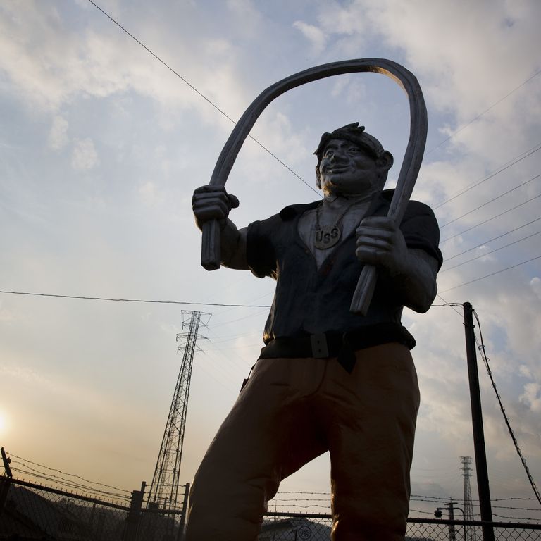 Una statua dell'eroe popolare Joe Magarac, l'uomo d'acciaio che proteggeva i lavoratori della siderurgia a Braddock, in Pennsylvania