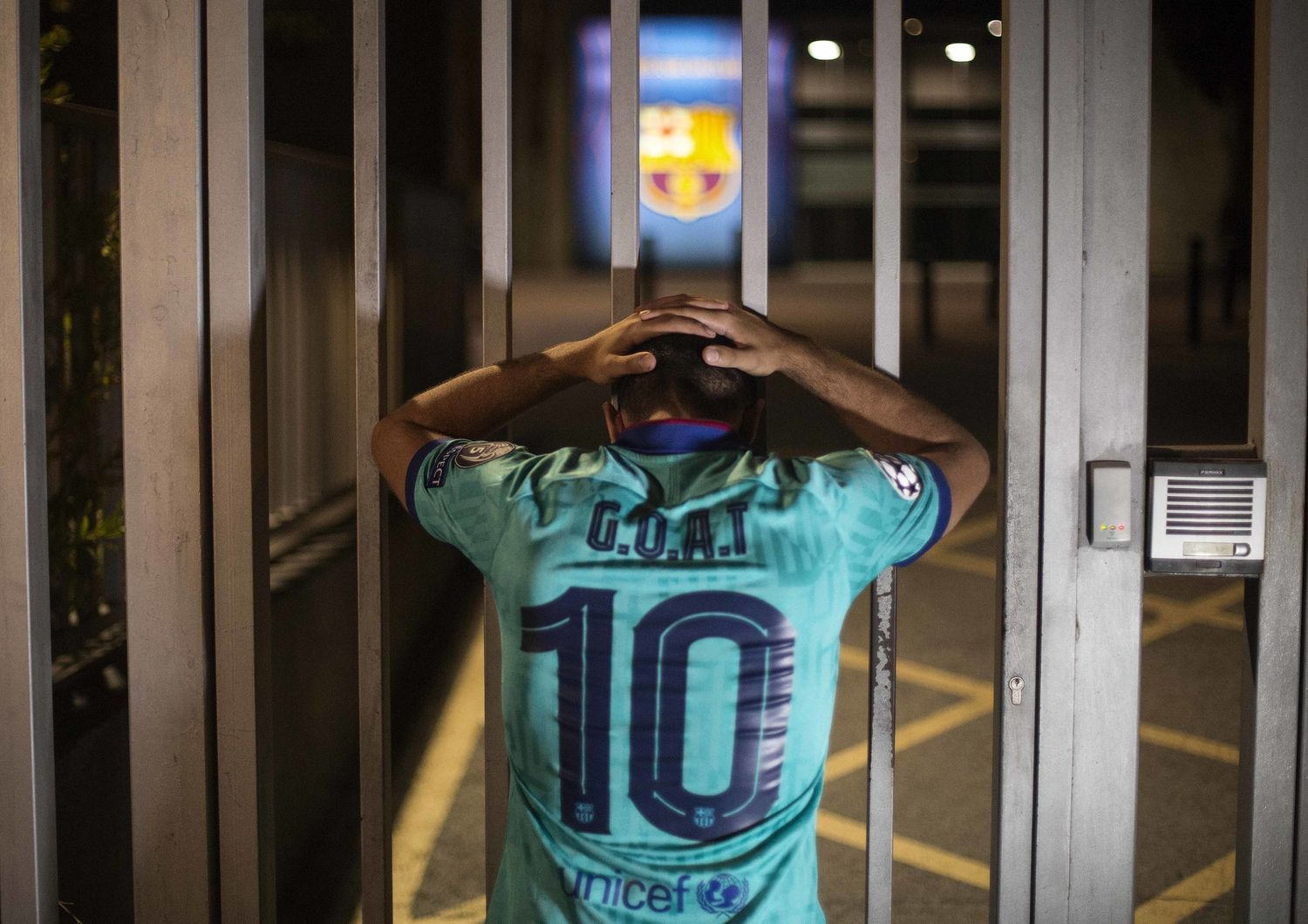 &nbsp;Tifoso disperato per la partenza di Messi