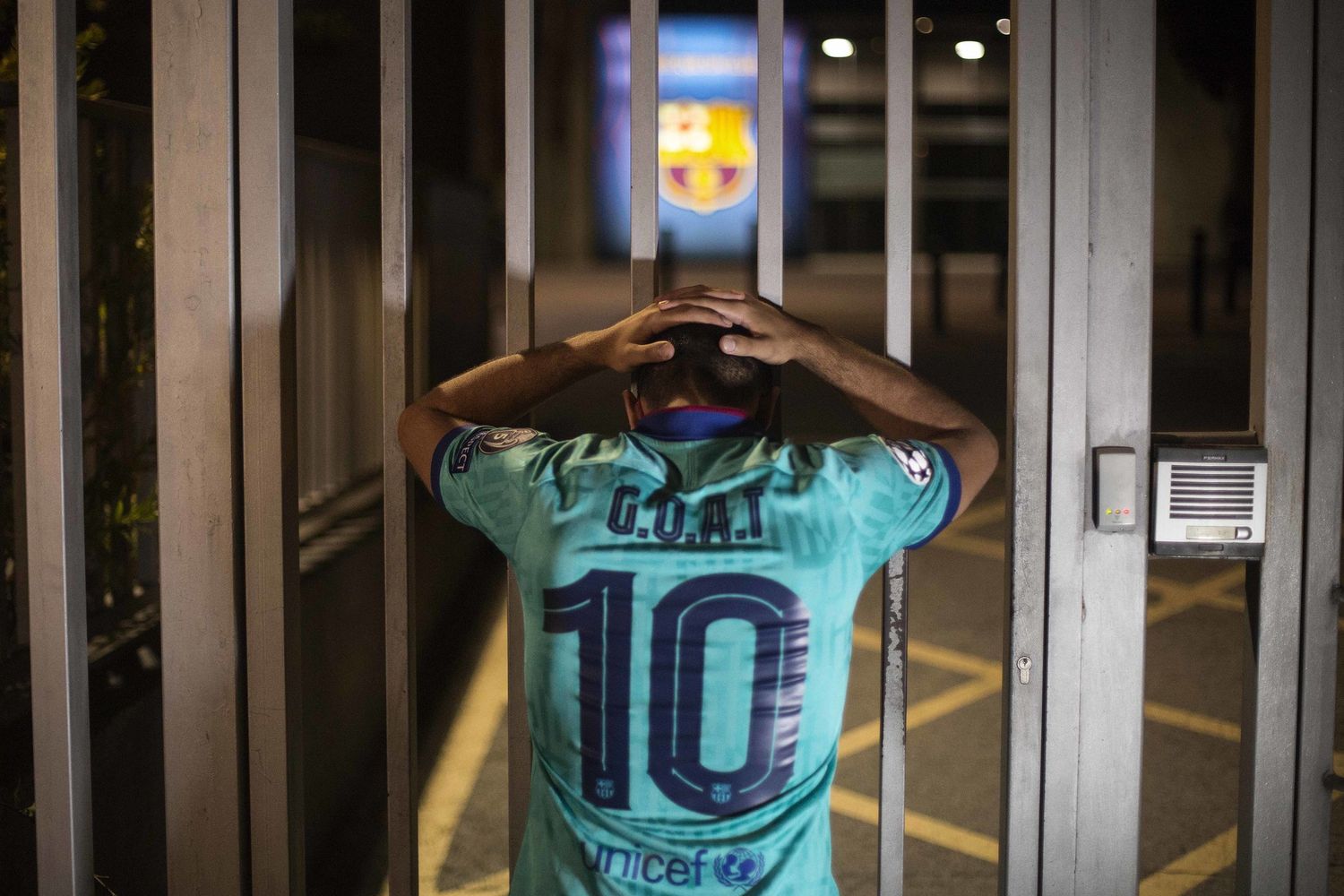 &nbsp;Tifoso disperato per la partenza di Messi