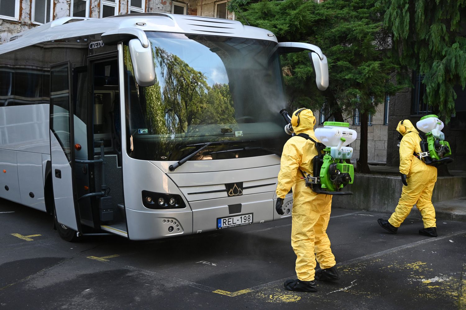 La disinfezione di un pullman in Ungheria