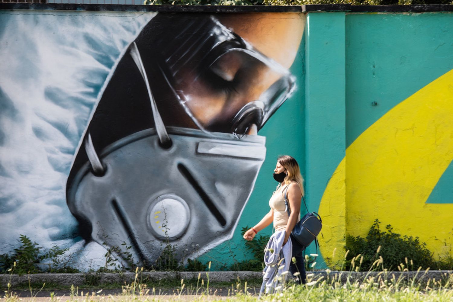 Il murale di Cosimo Cheone a Quarto Oggiaro, dedicato a medici e infermieri e alle vittime del coronavirus