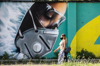 Il murale di Cosimo Cheone a Quarto Oggiaro, dedicato a medici e infermieri e alle vittime del coronavirus