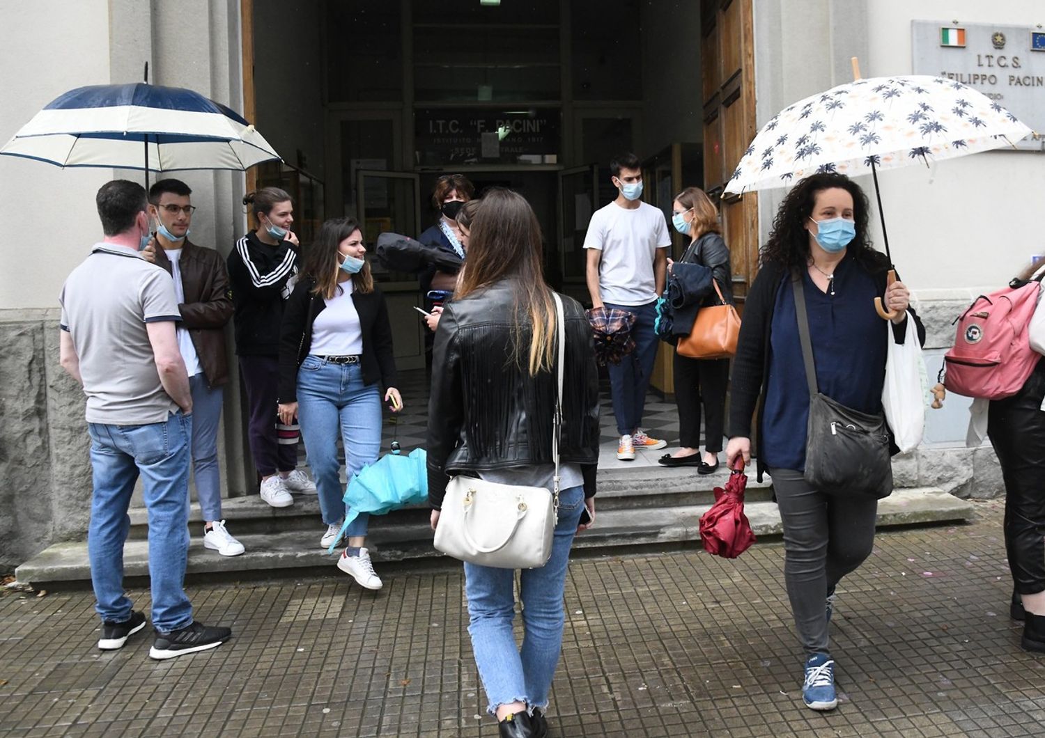 Studenti davanti ad una scuola &nbsp;