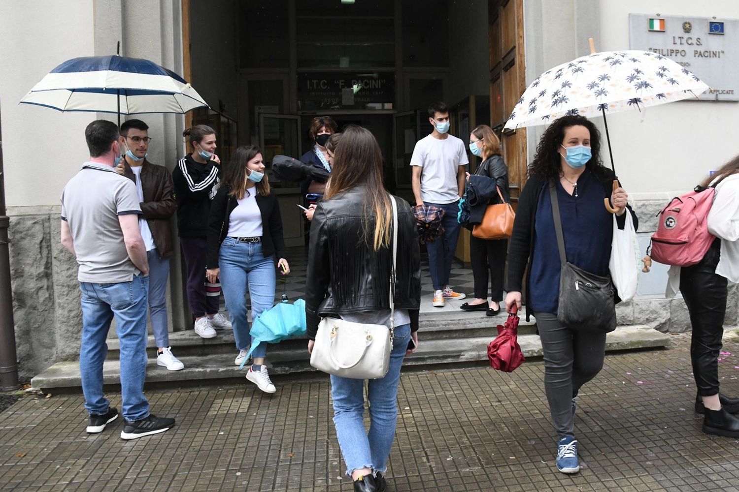 Studenti davanti ad una scuola &nbsp;