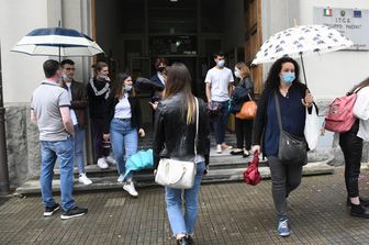 Studenti davanti ad una scuola &nbsp;