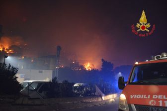 Vigili del fuoco al lavoro per l'incendio di Altofonte, alle porte di Palermo