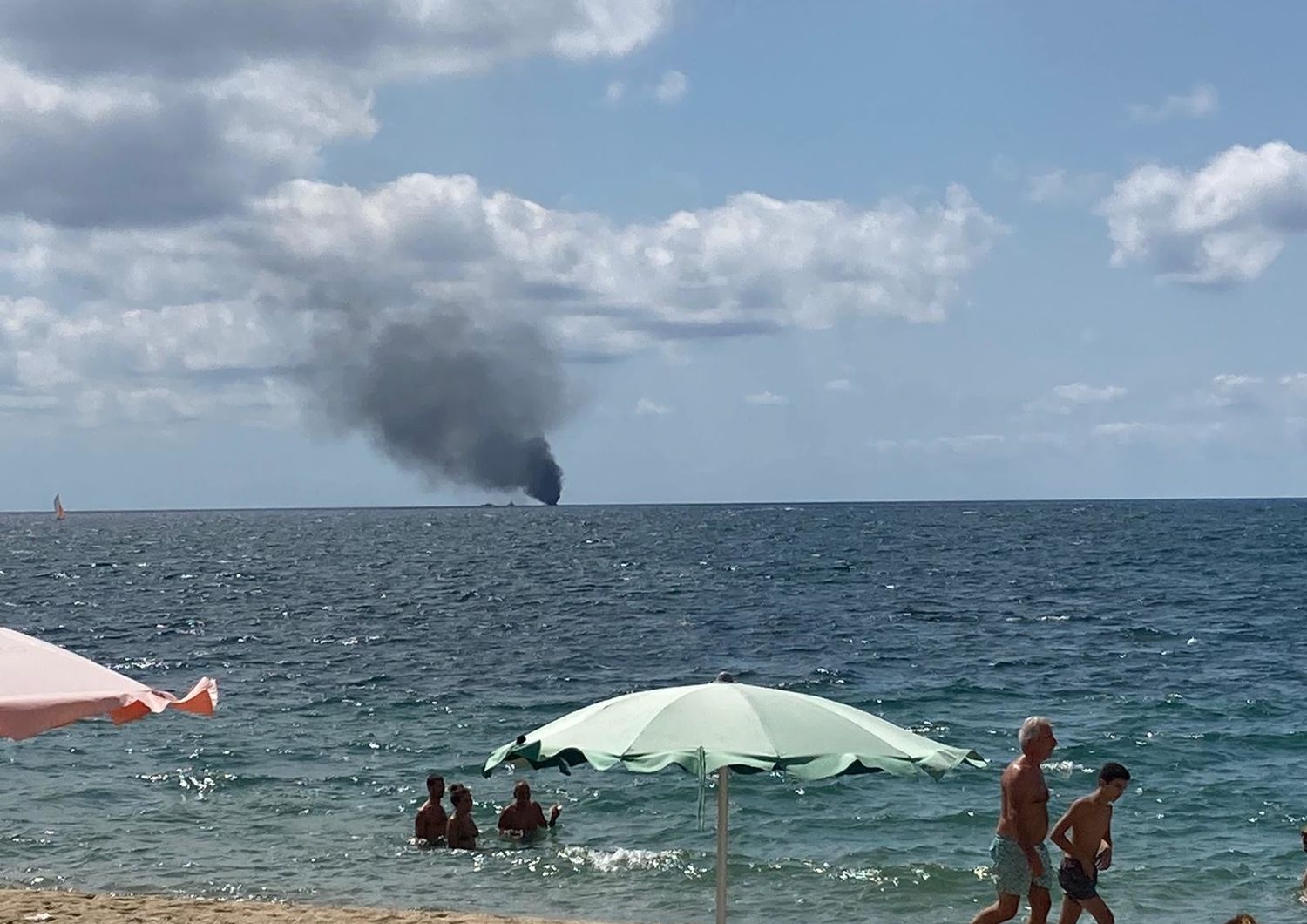 Il fumo nero dopo l'esplosione della barca nel mare di Praialonga (Kr)