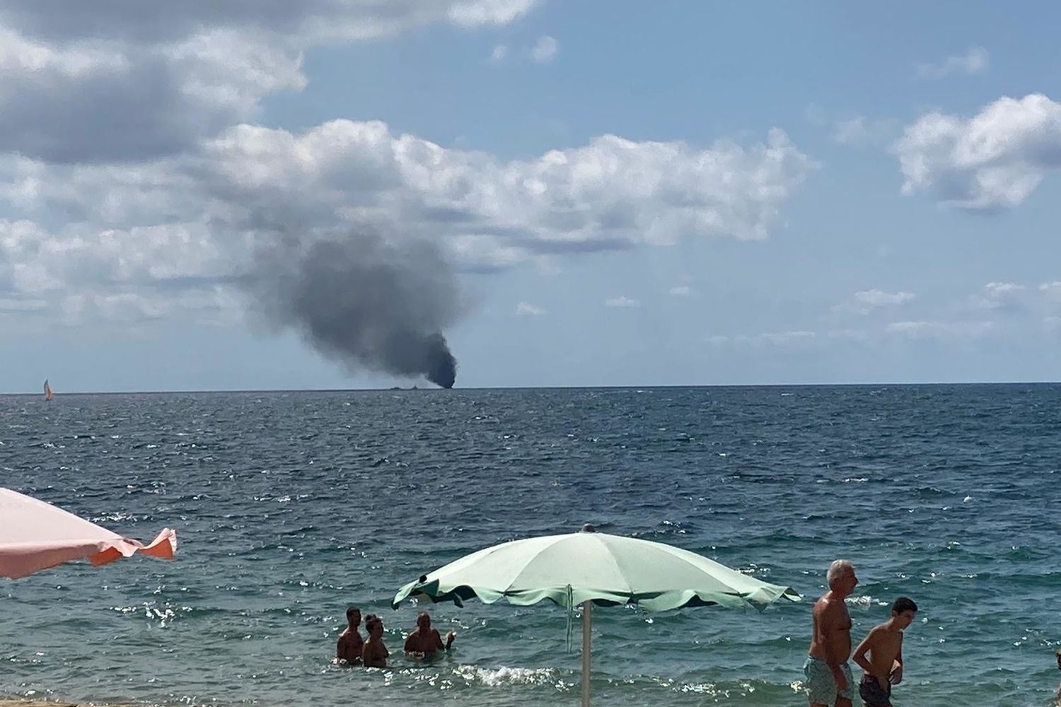 Il fumo nero dopo l'esplosione della barca nel mare di Praialonga (Kr)