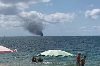 Il fumo nero dopo l'esplosione della barca nel mare di Praialonga (Kr)