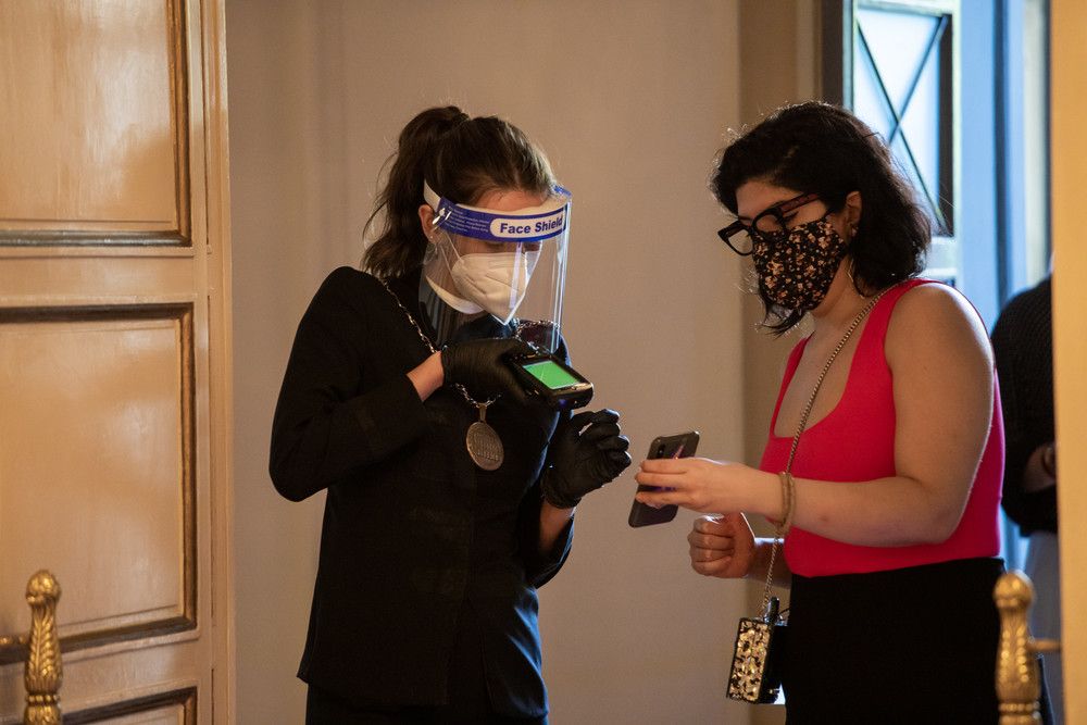 Controlli del biglietto, mascherina e dpi per entrare al Teatro alla Scala di Milano&nbsp;