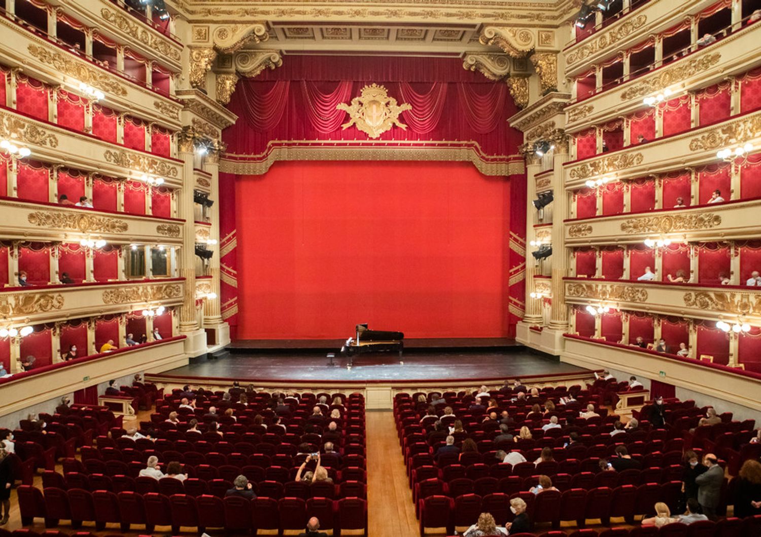 Teatro alla Scala di Milano con spettatori distanziati&nbsp;