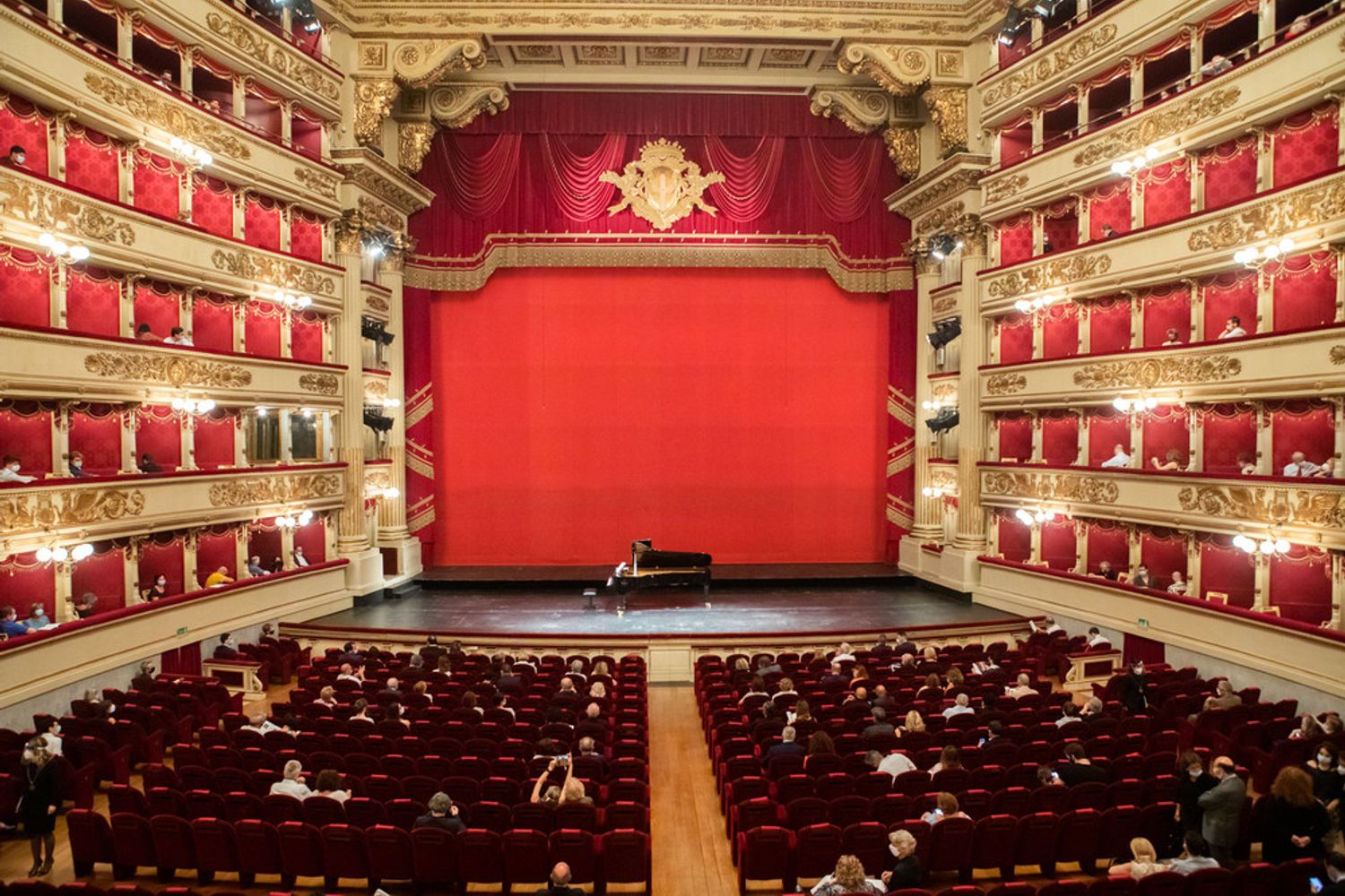 Teatro alla Scala di Milano con spettatori distanziati&nbsp;