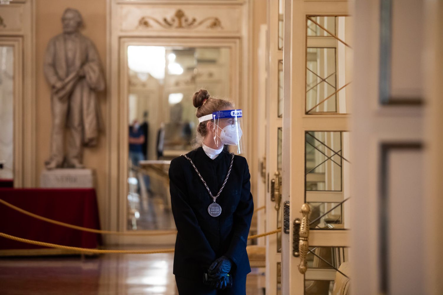 Una 'maschera' del Teatro alla Scala all'ingresso