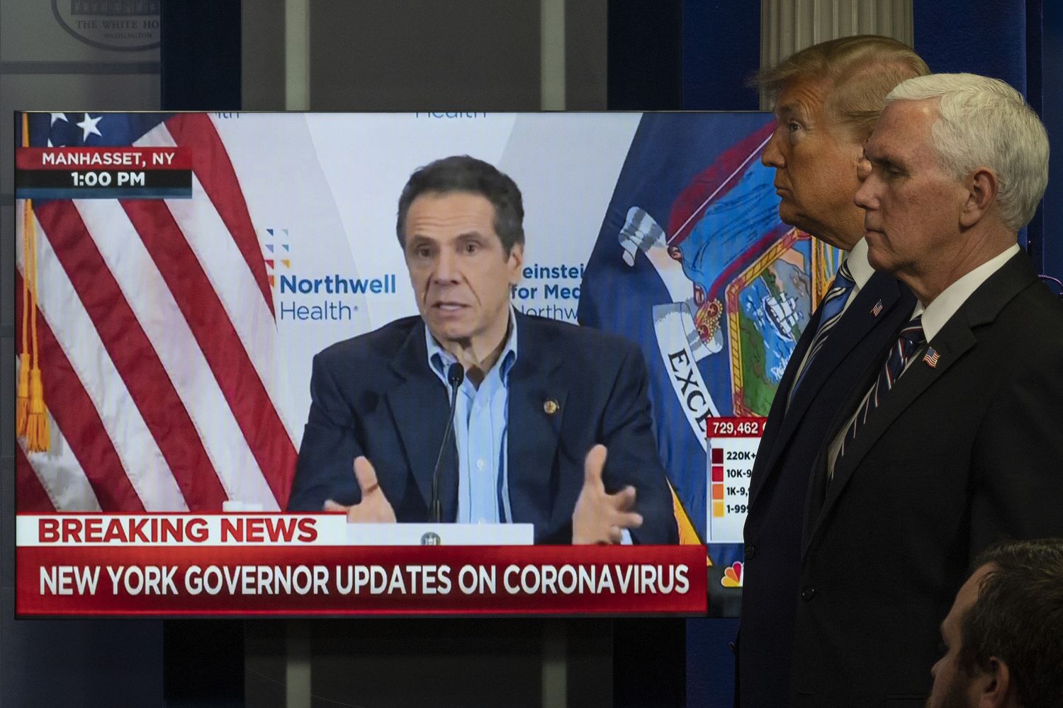 Il presidente Usa, Donald Trump, con il suo vice, Mike Pence, e nello schermo il governatore di New York, Andrew Cuomo