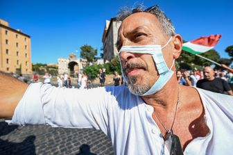 Manifestazione &quot;no mask&quot; a Roma
