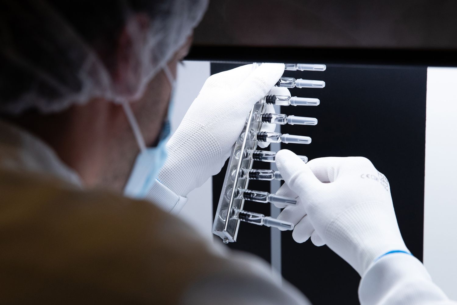 Tecnico al lavoro in un laboratorio Sanofi