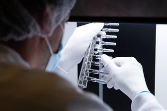 Tecnico al lavoro in un laboratorio Sanofi