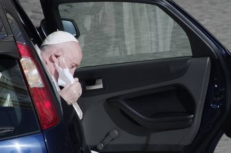 Papa Francesco arriva all'udienza generale con la mascherina
