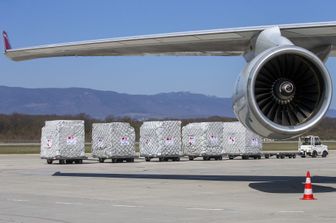 Forniture antivirus trasportate da un 747 cargo