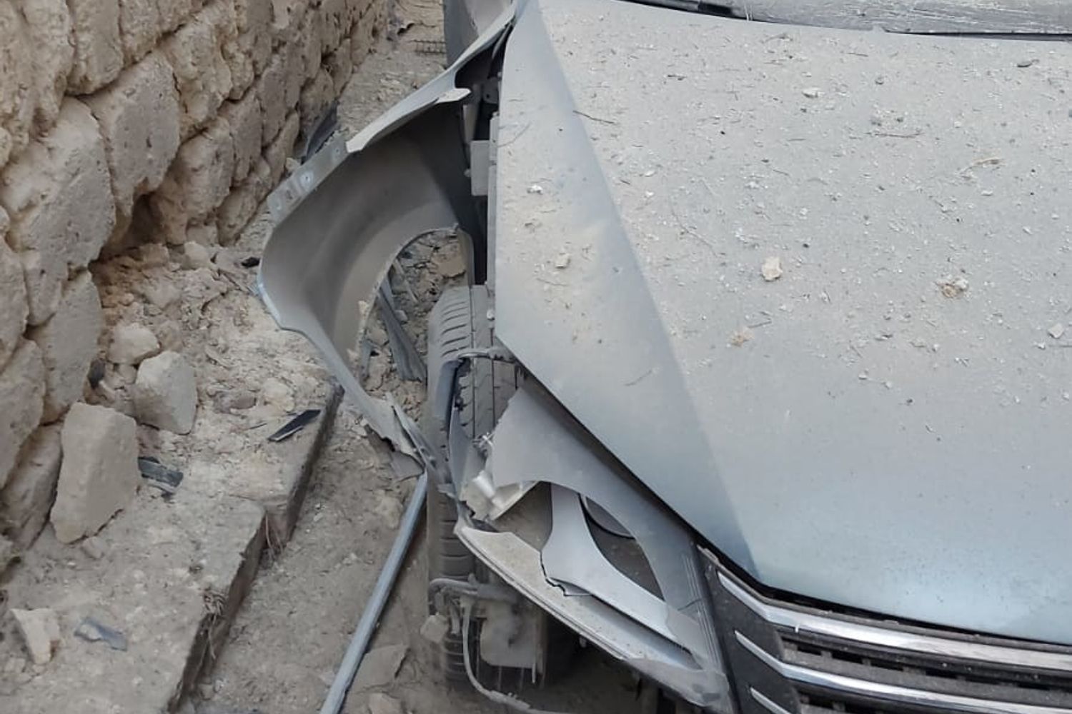 &nbsp;L'auto dell'agente in servizio nel commissariato di Canosa di Puglia devastata dall'esplosione