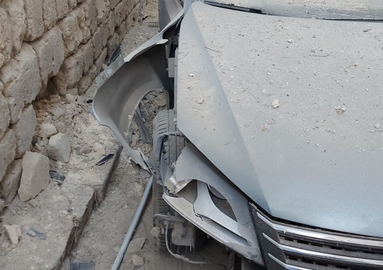 &nbsp;L'auto dell'agente in servizio nel commissariato di Canosa di Puglia devastata dall'esplosione