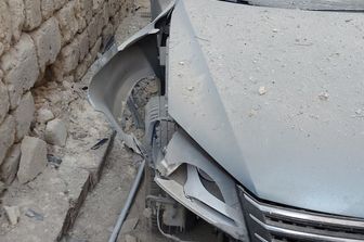 &nbsp;L'auto dell'agente in servizio nel commissariato di Canosa di Puglia devastata dall'esplosione