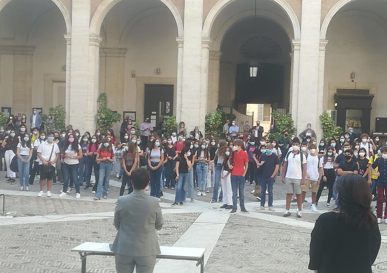 Inizio dell'anno scolastico a Roma. Preside saluta alunni nel cortile della scuola