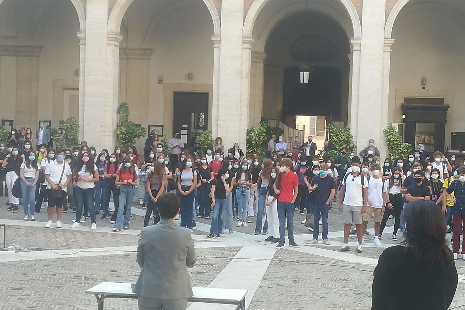 Inizio dell'anno scolastico a Roma. Preside saluta alunni nel cortile della scuola