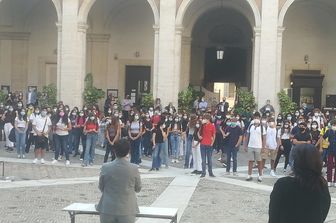 Inizio dell'anno scolastico a Roma. Preside saluta alunni nel cortile della scuola