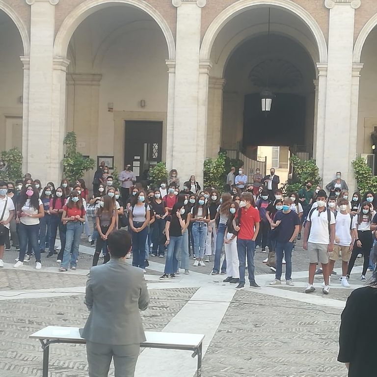 Inizio dell'anno scolastico a Roma. Preside saluta alunni nel cortile della scuola