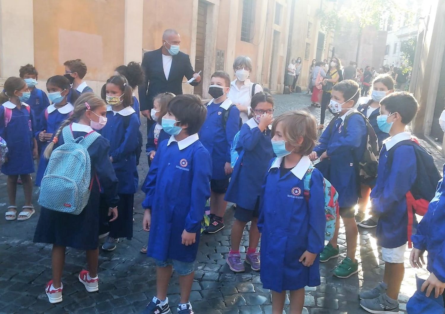 Alunni delle elementari tornano a scuola con la mascherina