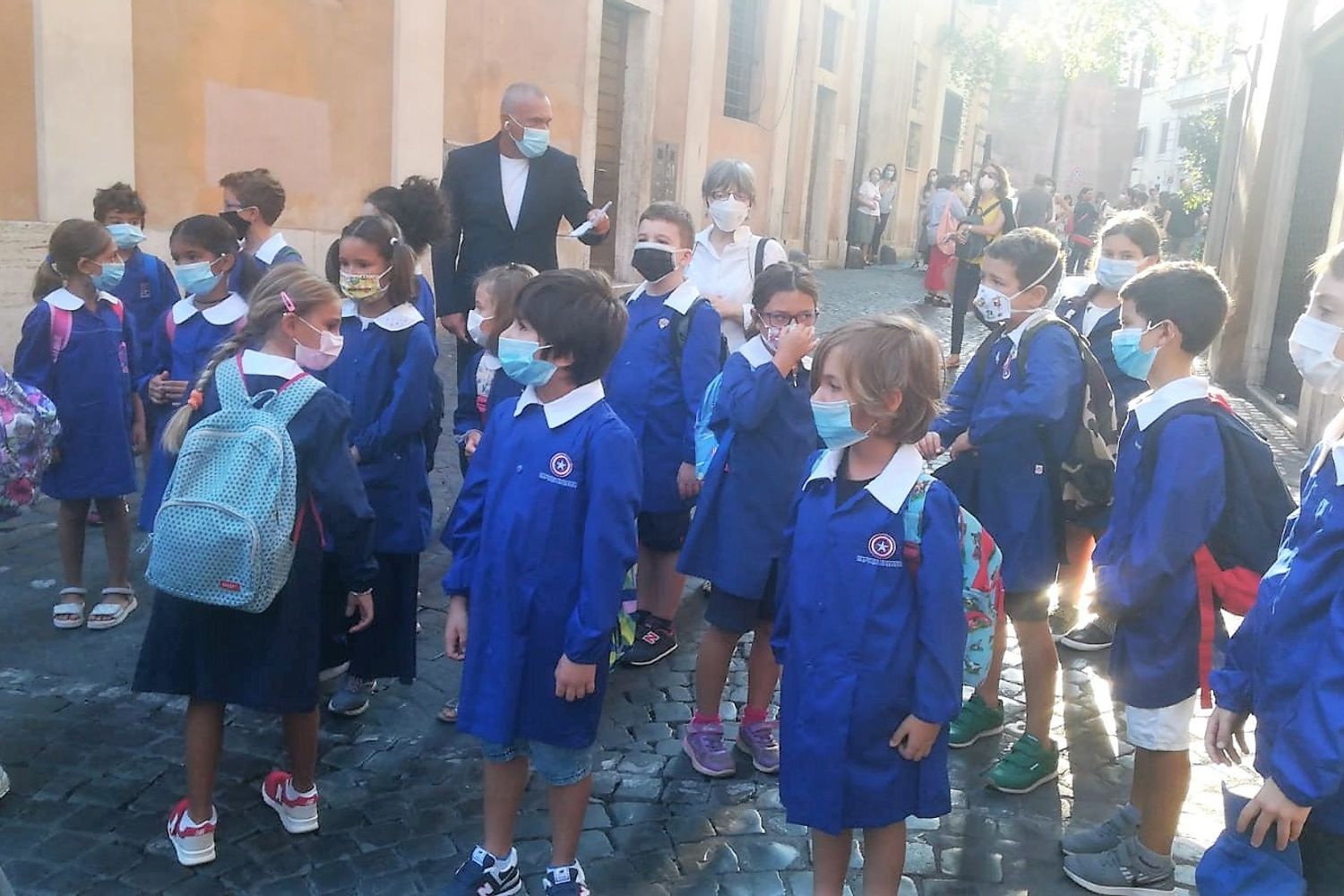 Alunni delle elementari tornano a scuola con la mascherina