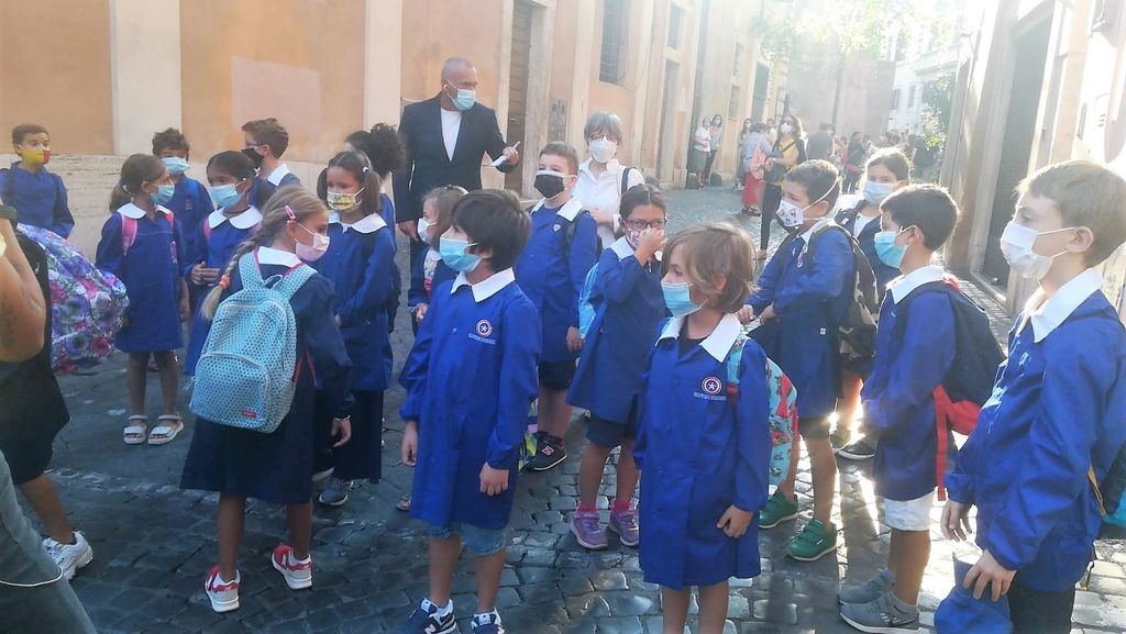 Alunni delle elementari tornano a scuola con la mascherina