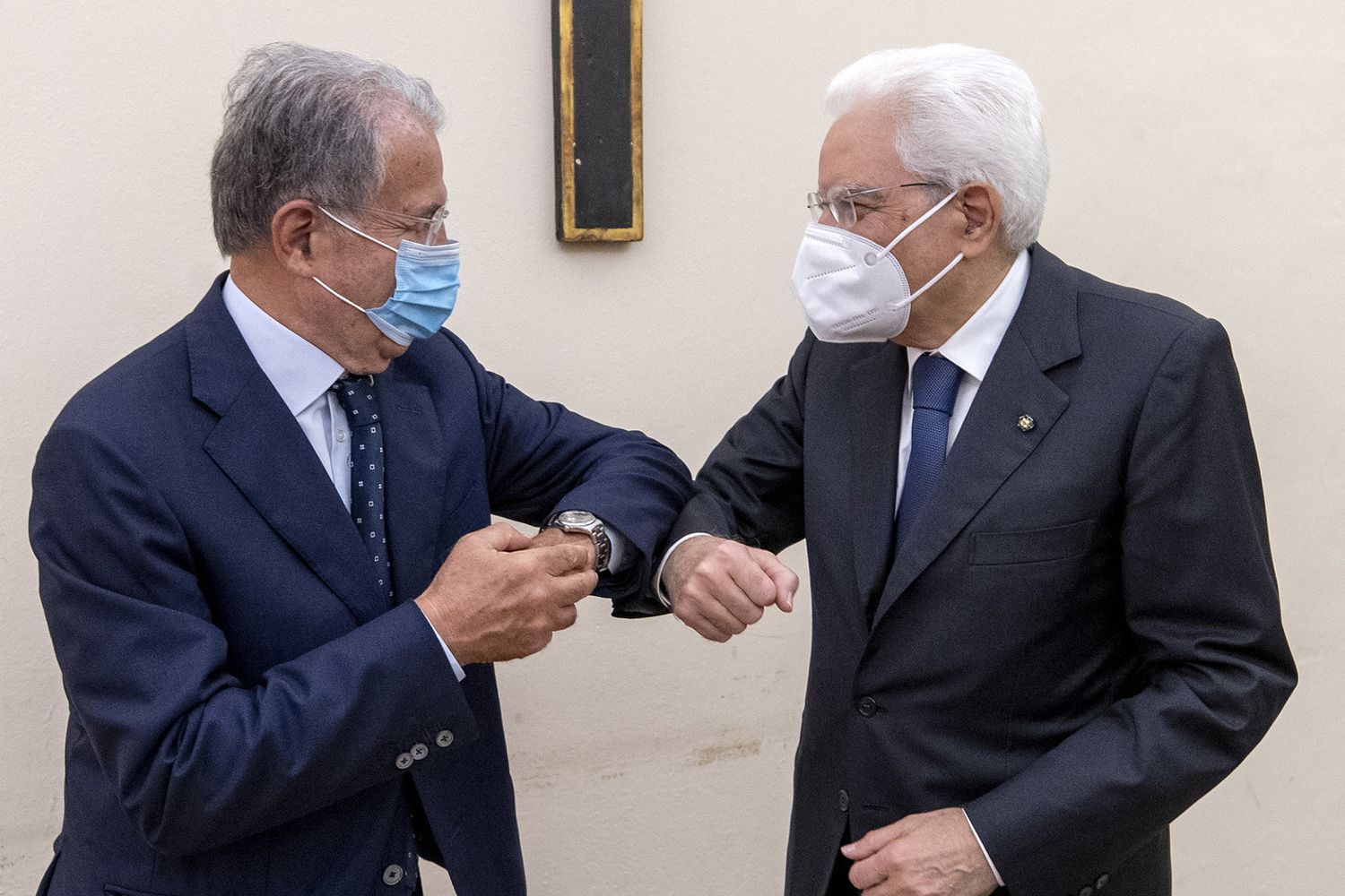 Romano Prodi e Sergio Mattarella si salutano con il gomito