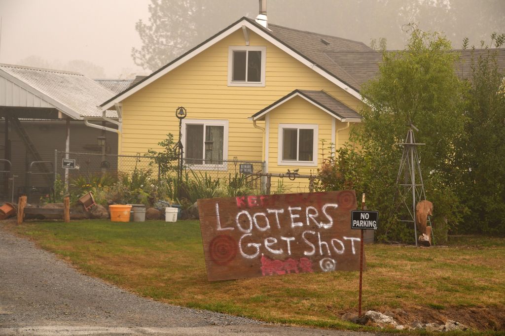 &quot;Spariamo agli sciacalli&quot; si legge su un cartello davanti a una casa sgomberata per l'avvicinarsi si un incendio in Oregon