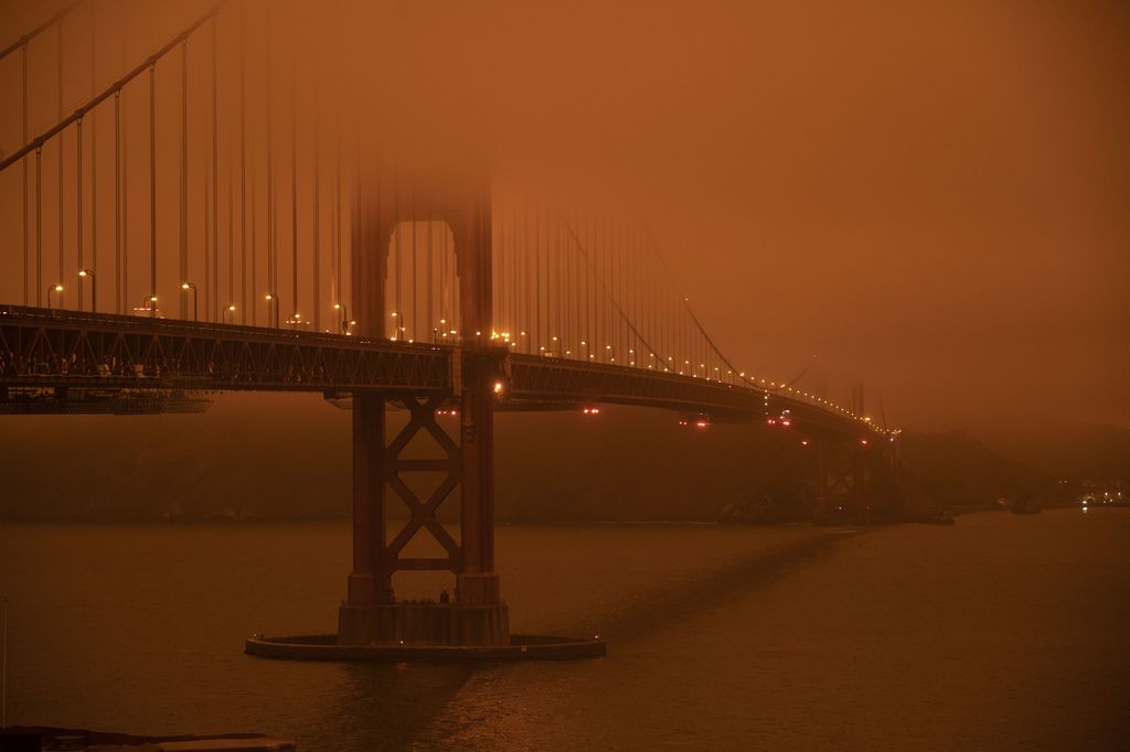 Il Golden Gate avvolto nel fumo e nella luce rossastra degli incendi che assediano San Francisco