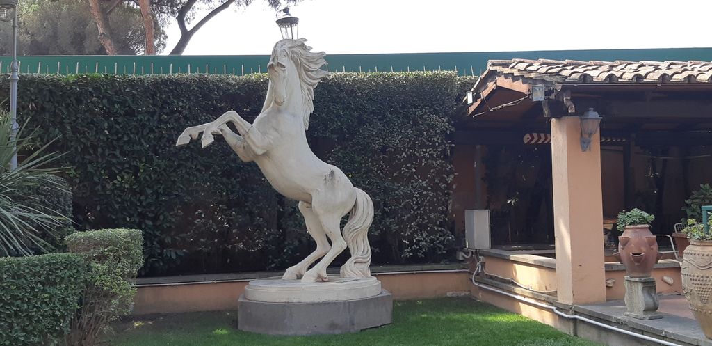 La statua del cavallo protagonista di &ldquo;Nestore, l'ultima corsa&rdquo; all'ingresso della villa di Alberto Sordi&nbsp;