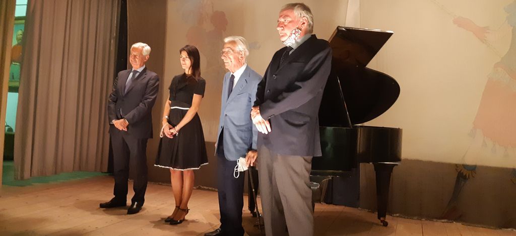 La sindaca Raggi insieme ai curatori della mostra&nbsp; nella&nbsp;villa di Alberto Sordi