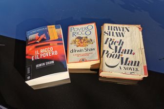Tre edizioni del romanzo di Irwin Shaw: da sinistra la pi&ugrave; recente, il tascabile del 1990 con il vecchio titolo e la quinta edizione in inglese del 1970