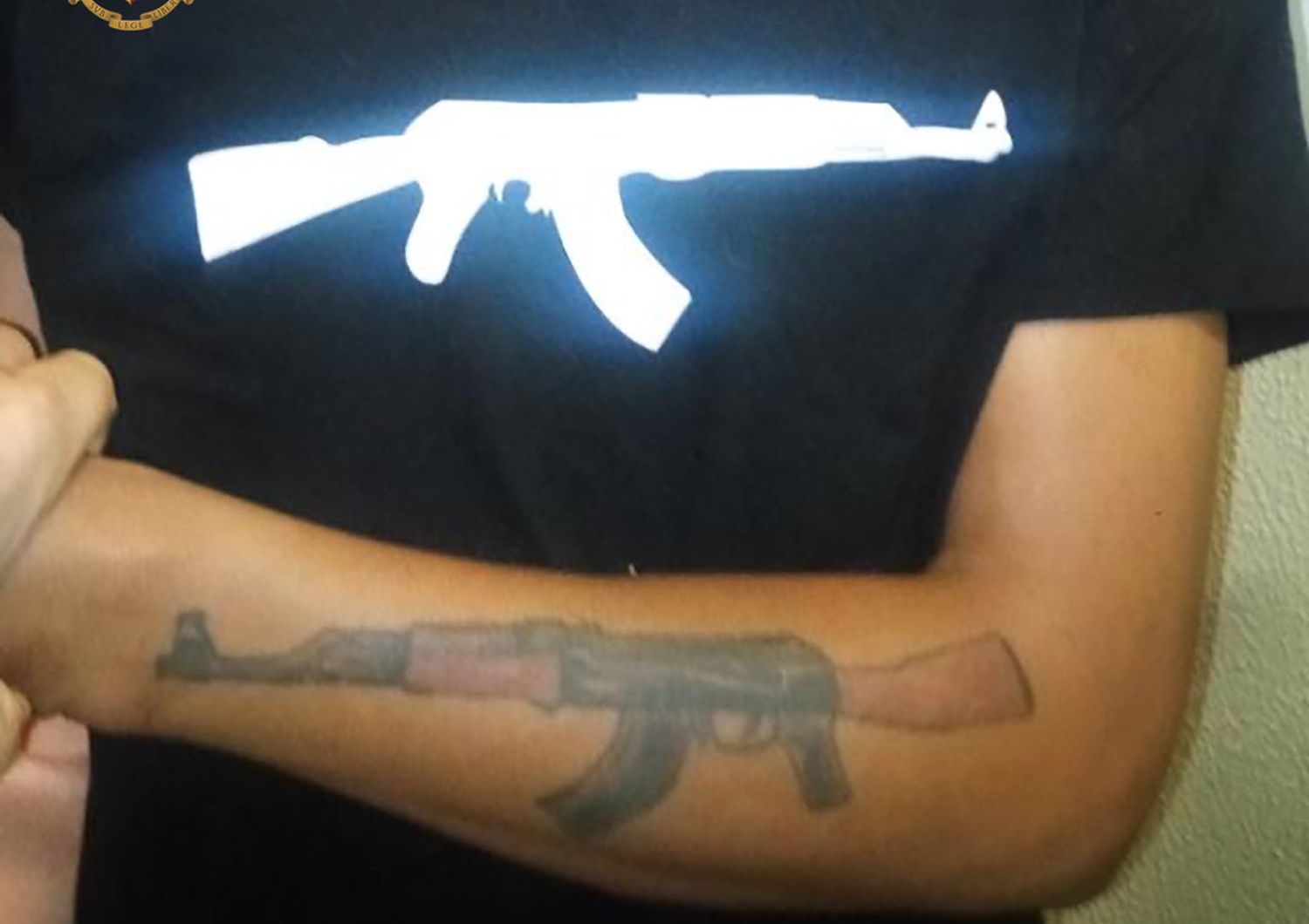 I giovani della babygang di pachistani sfoggiavano tatuaggi con gli Ak-47