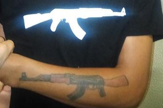 I giovani della babygang di pachistani sfoggiavano tatuaggi con gli Ak-47