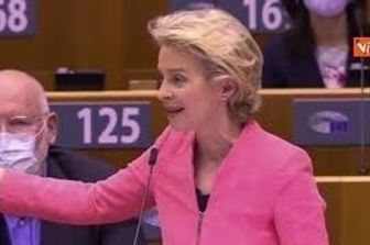 migranti von der leyen zittisce eurodeputato destra