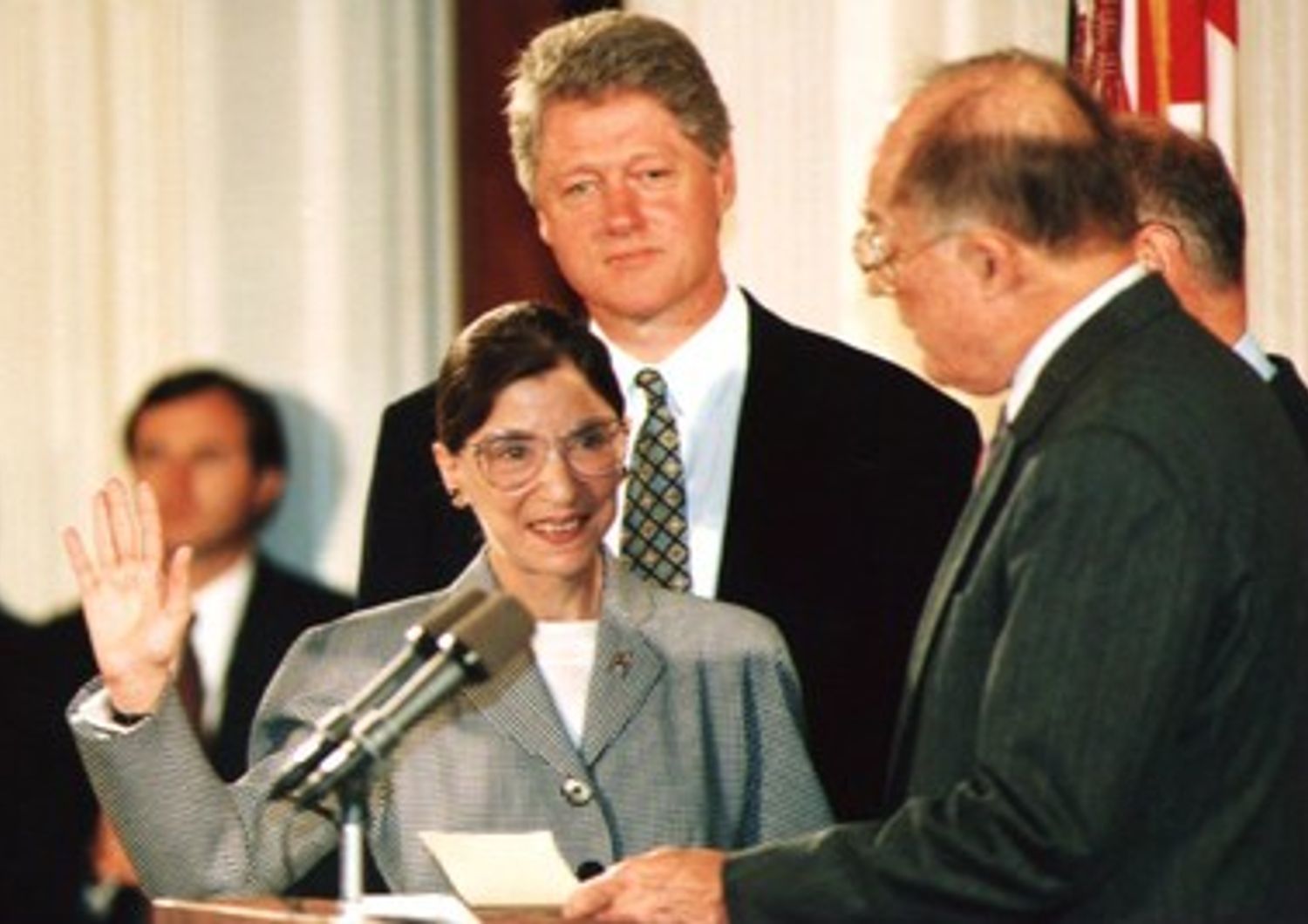 Il giuramento di Ruth Bader Ginsburg. Alle sue spalle l'allora presidente Bill Clinton
