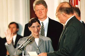 Il giuramento di Ruth Bader Ginsburg. Alle sue spalle l'allora presidente Bill Clinton
