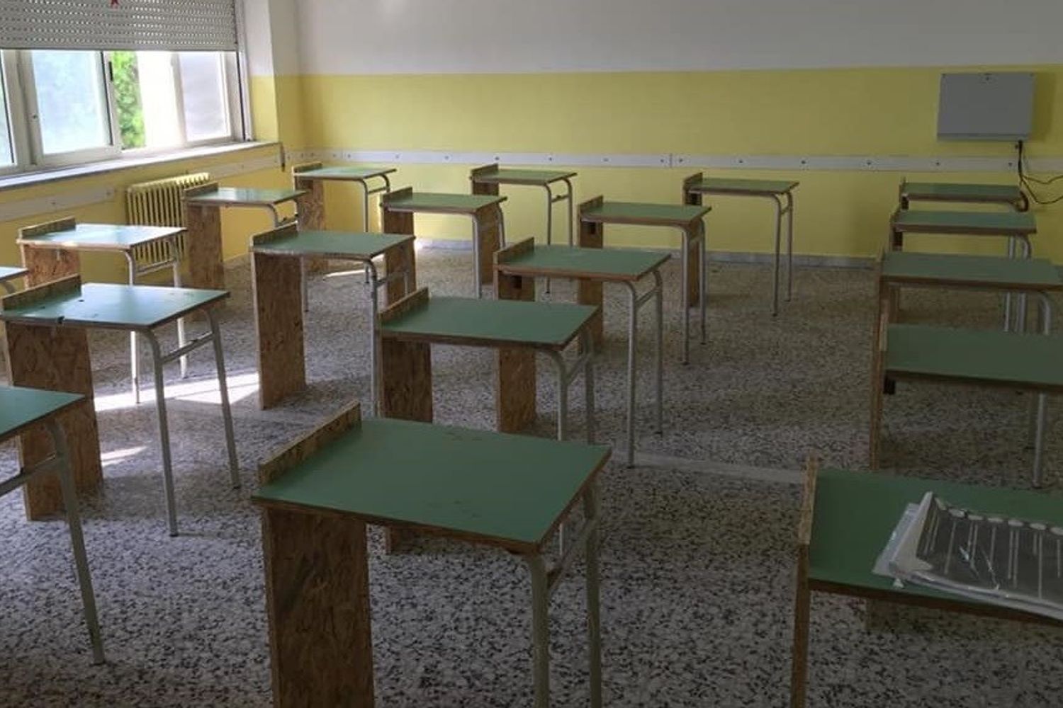 &nbsp;I banchi monoposto fatti realizzare dal Comune di Sellia Marina