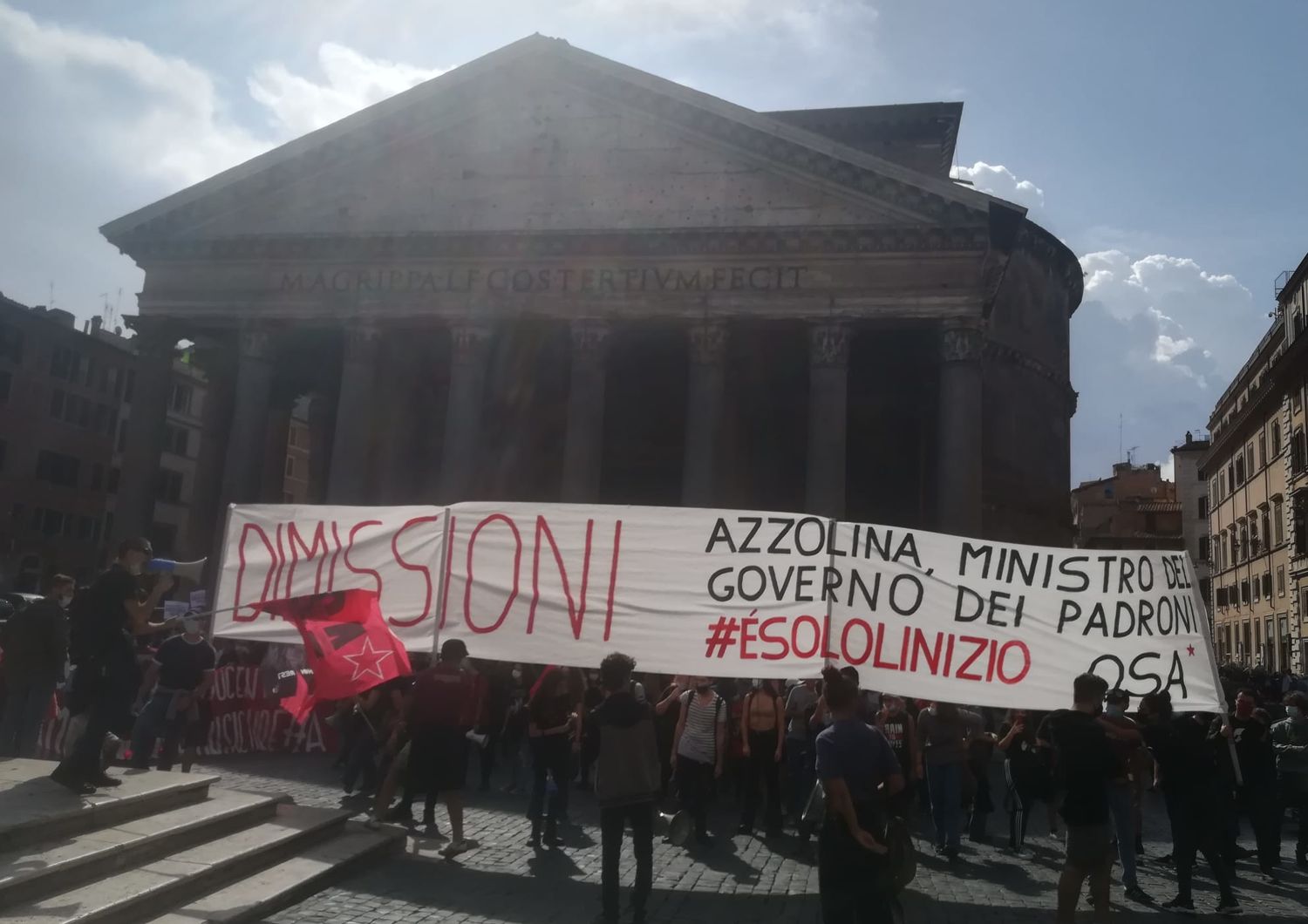 La manifestazione degli studenti al Pantheon