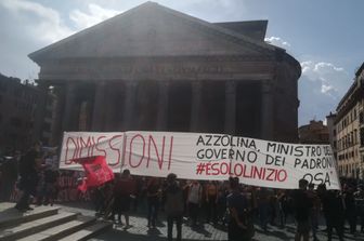 La manifestazione degli studenti al Pantheon