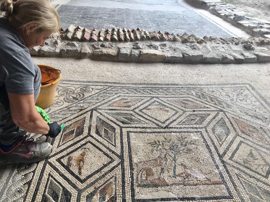 &nbsp;Gli archeologi durante la fase di scavo